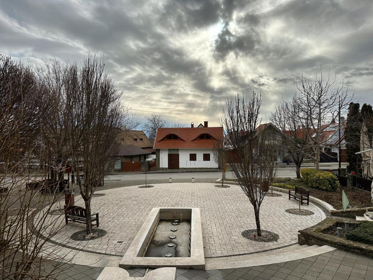 Piros Vendeghaz Тихань